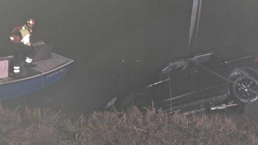 Goro. Donna finisce con l’auto nel fiume