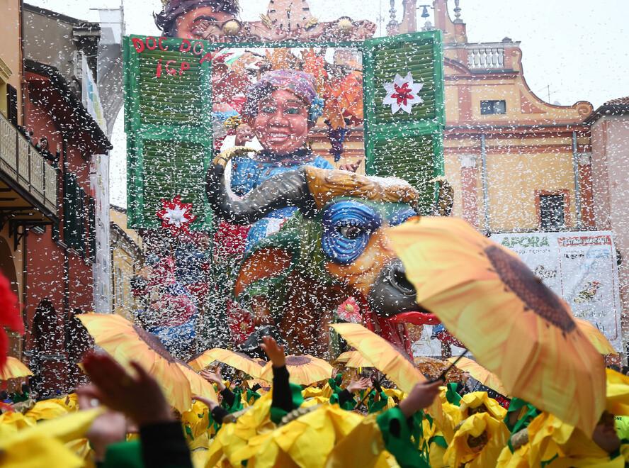Cento, torna il carnevale: Ermal Meta star della prima sfilata