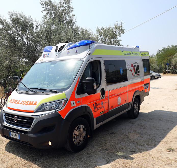 Castelvetro Schianto in Provinciale tra auto dei carabinieri e furgone