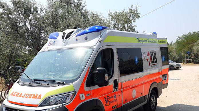 Castelvetro Schianto in Provinciale tra auto dei carabinieri e furgone