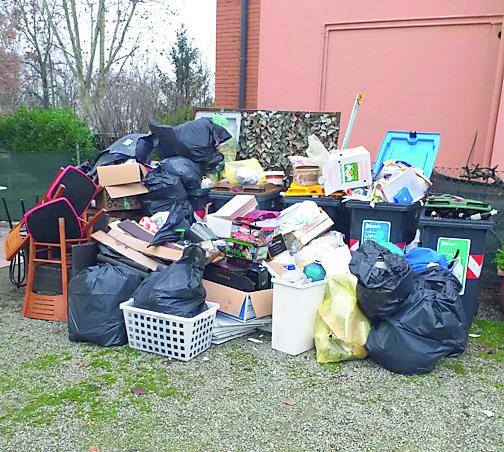 Rifiuti in cortile da un mese: «Adesso basta, portateli via»