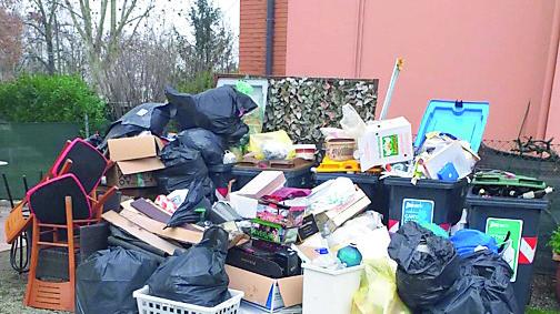 Rifiuti in cortile da un mese: «Adesso basta, portateli via»