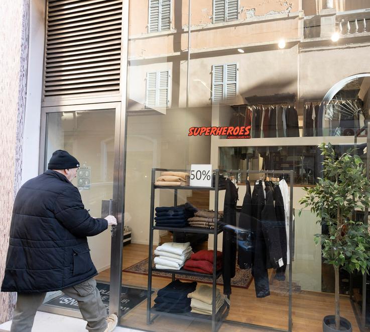 Modena Altro negozio svaligiato In centro i ladri di notte portano via 3mila euro 