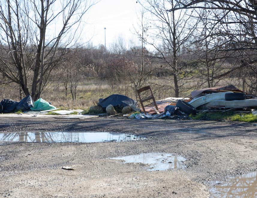 Modena. Materassi, gomme e rifiuti tra i crateri davanti alla Fiera 
