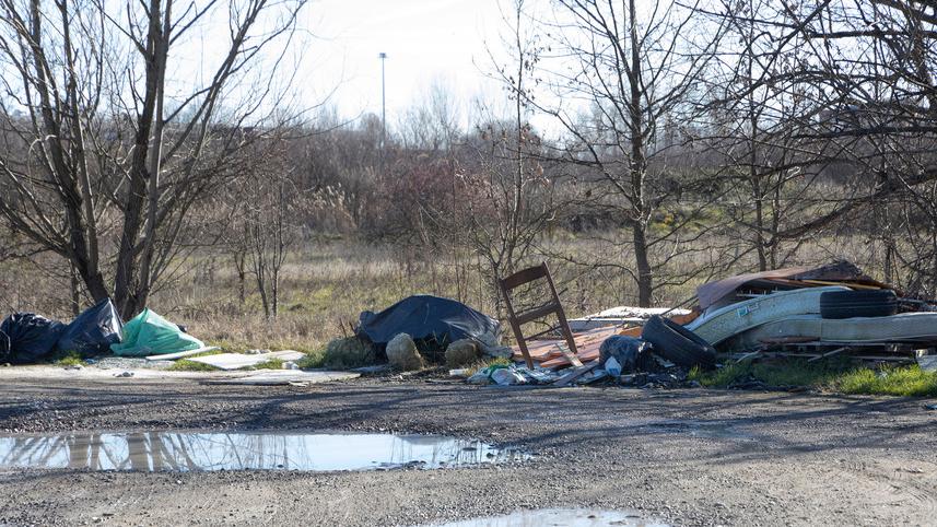Modena. Materassi, gomme e rifiuti tra i crateri davanti alla Fiera