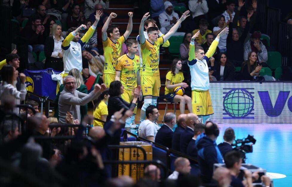 Modena volley, adesso goditi il secondo posto I gialli soffrono, ma vincono con Siena 