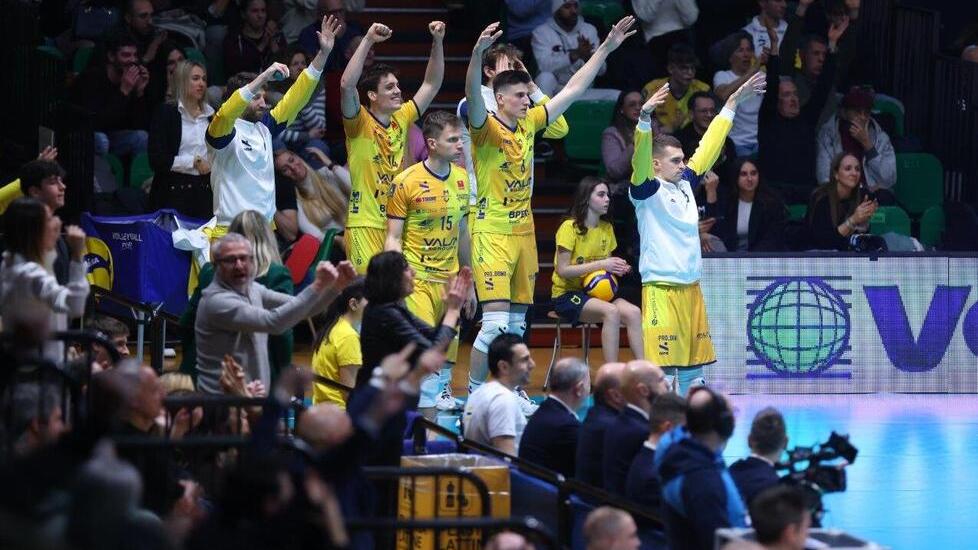 Modena volley, adesso goditi il secondo posto I gialli soffrono, ma vincono con Siena