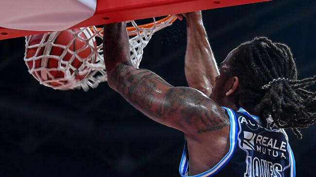 Dinamo supera l’Aquila e vola in zona playoff