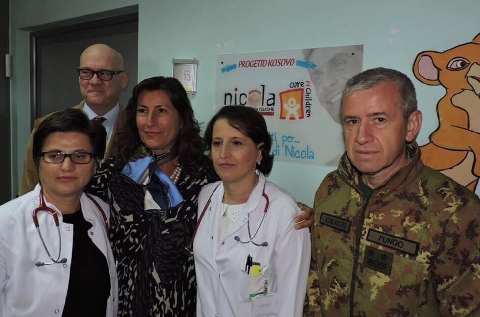 Una delle missioni di solidarietà della Nicola Ciardelli Onlus; al centro Federica Ciardelli