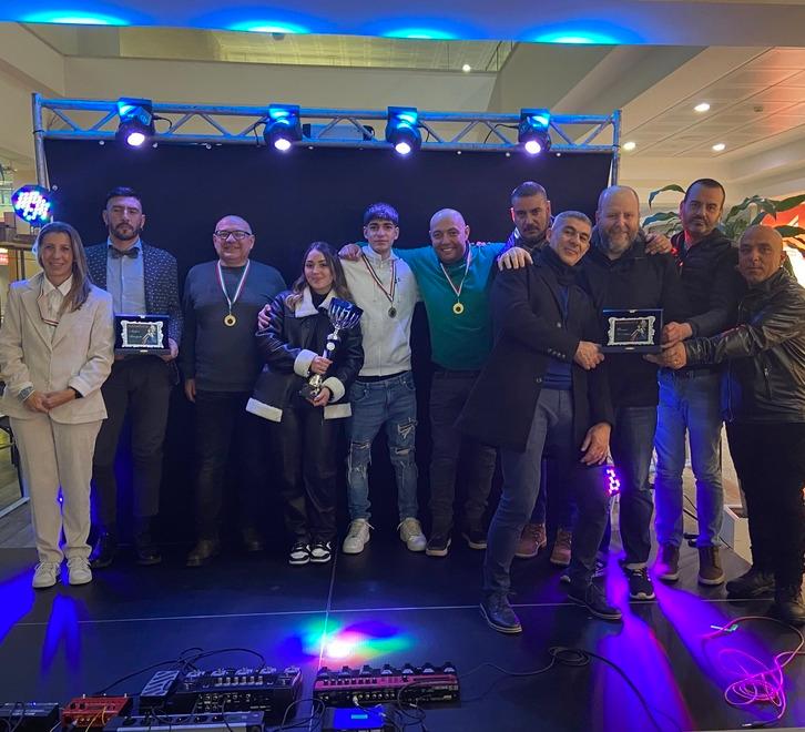 I vincitori: al centro Nicole Leggieri e Federico Varchetta, i più giovani partecipanti (entrambi di 17 anni)  del duo "Atmosfera"