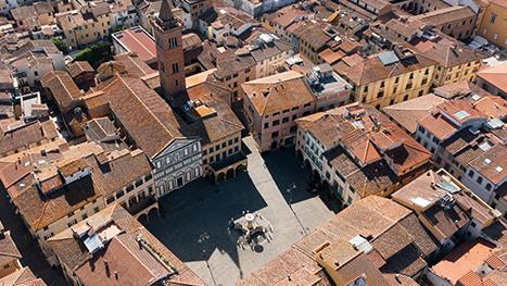 Una veduta dall’alto di piazza Farinata degli Uberti a Empoli