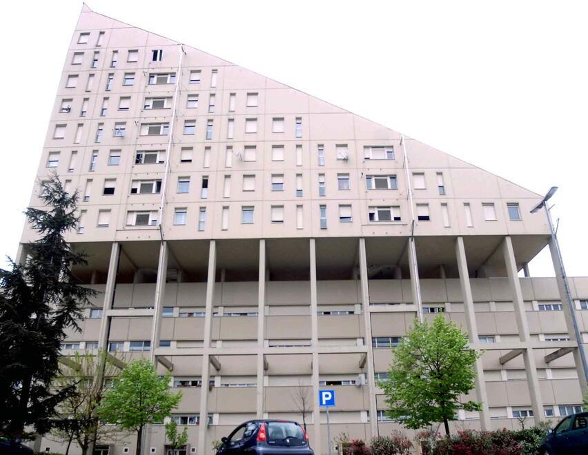 La sagoma inconfondibile del Triangolo delle Fornaci uno dei palazzi pistoiesi di case popolari (foto Gori)
