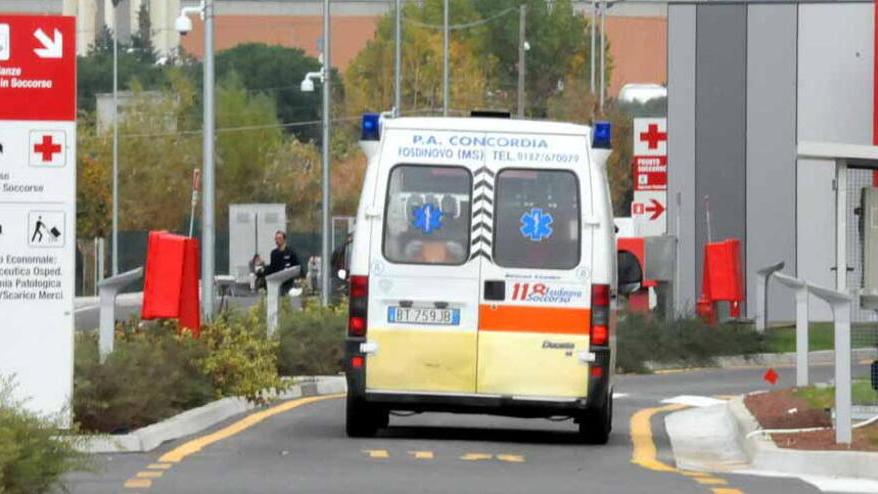 L'ingresso per le ambulanze del pronto soccorso del Nuovo Ospedale delle Apuane