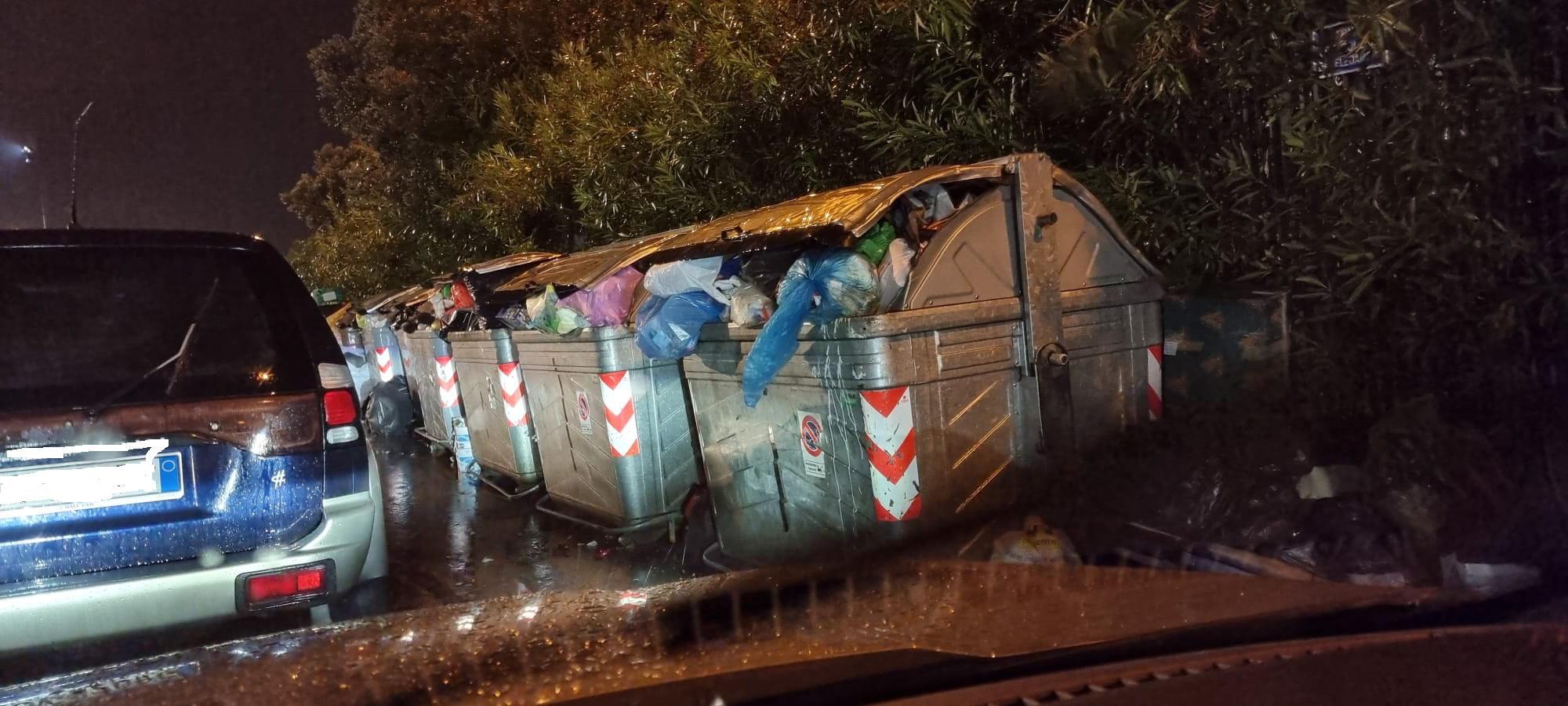 I cassonetti pieni in viale Zaccagna presso Nausicaa