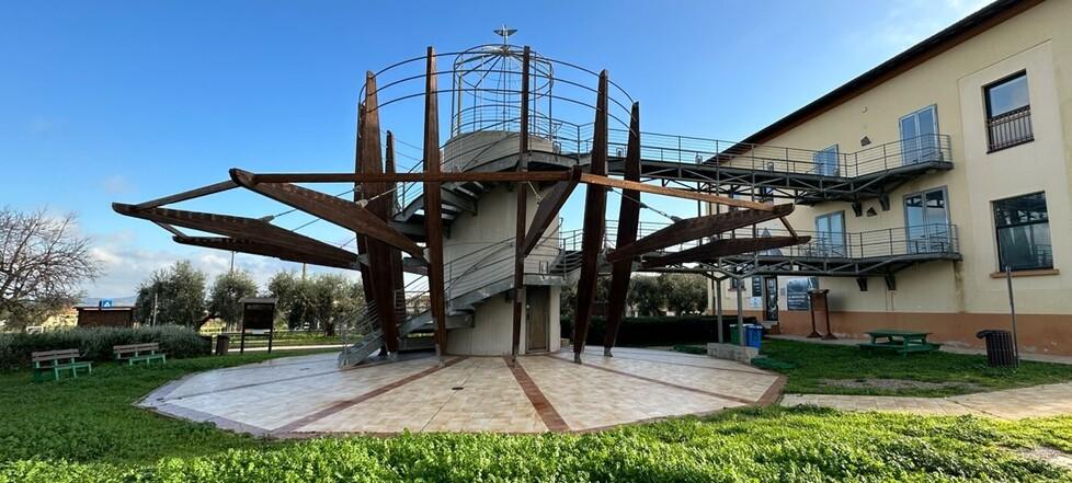 La scala antincendio attuale chiamata “La giostra” di fronte al Centro visite del Parco