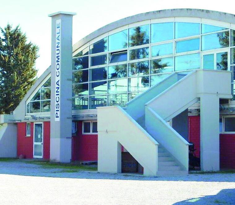 La piscina di Follonica dove il giovane si è sentito male