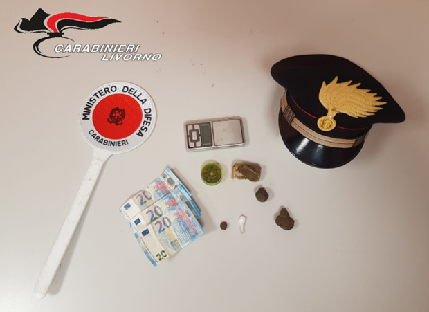 Scoperto dai carabinieri mentre vende droga, denunciato un 15enne