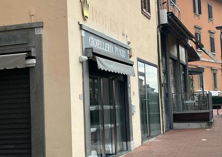 ll negozio in piazza del Popolo con l’insegna Rolex staccata