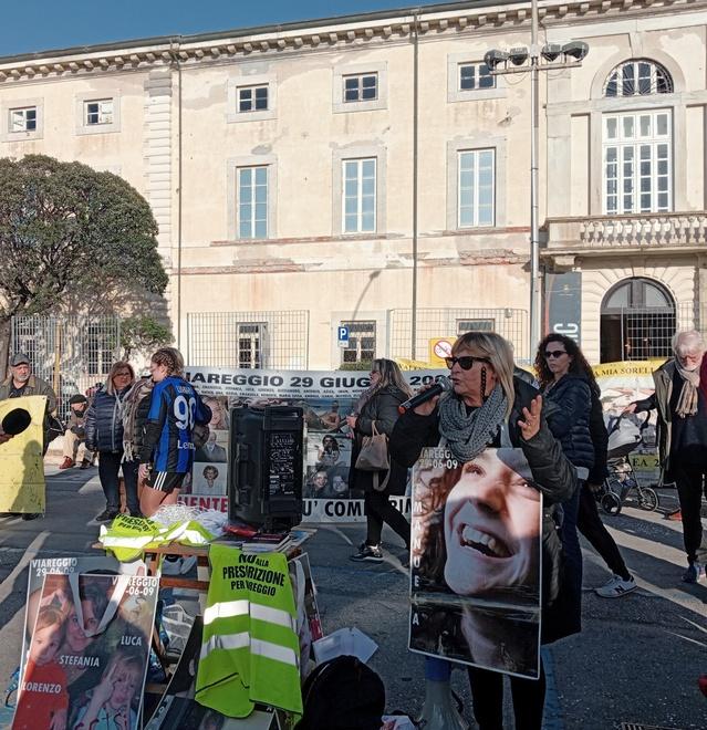 Il presidio in piazza Mazzini ieri