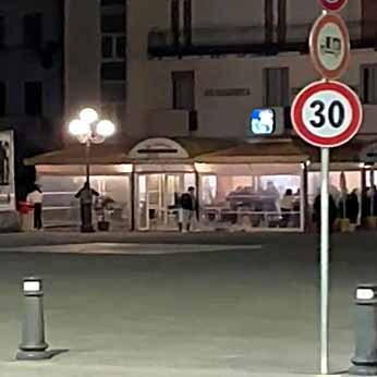 Entra al bar armato di machete «Ferito un giovane lunigianese»