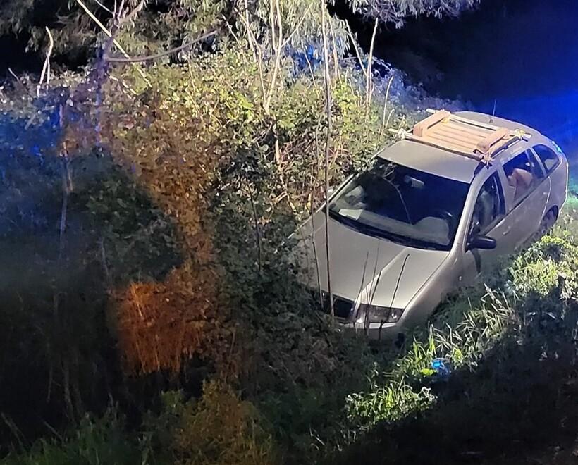 L’auto nel fosso: il conducente è stato soccorso dai carabinieri e denunciato per guida in stato di ebbrezza
