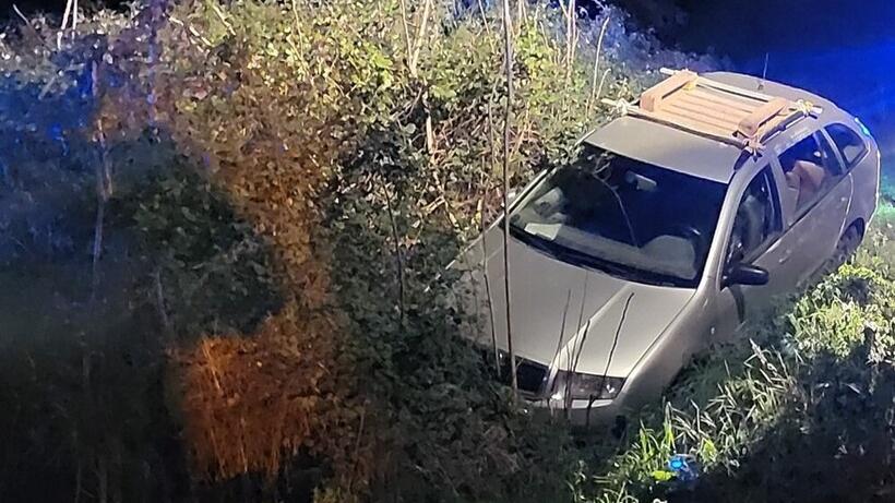 L’auto nel fosso: il conducente è stato soccorso dai carabinieri e denunciato per guida in stato di ebbrezza