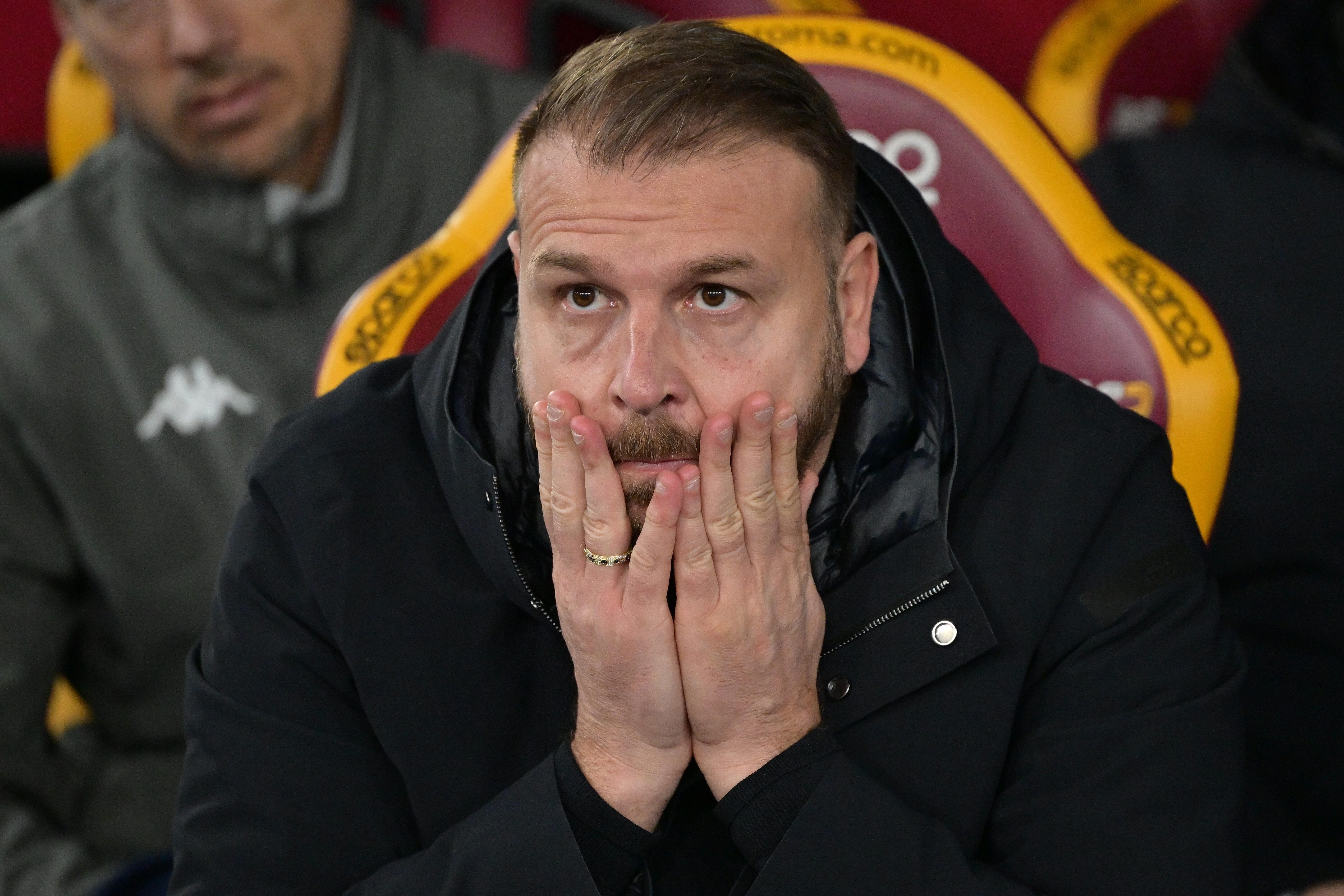 La preoccupazione di Paolo Zanetti in panchina durante la partita tra Roma ed Empoli