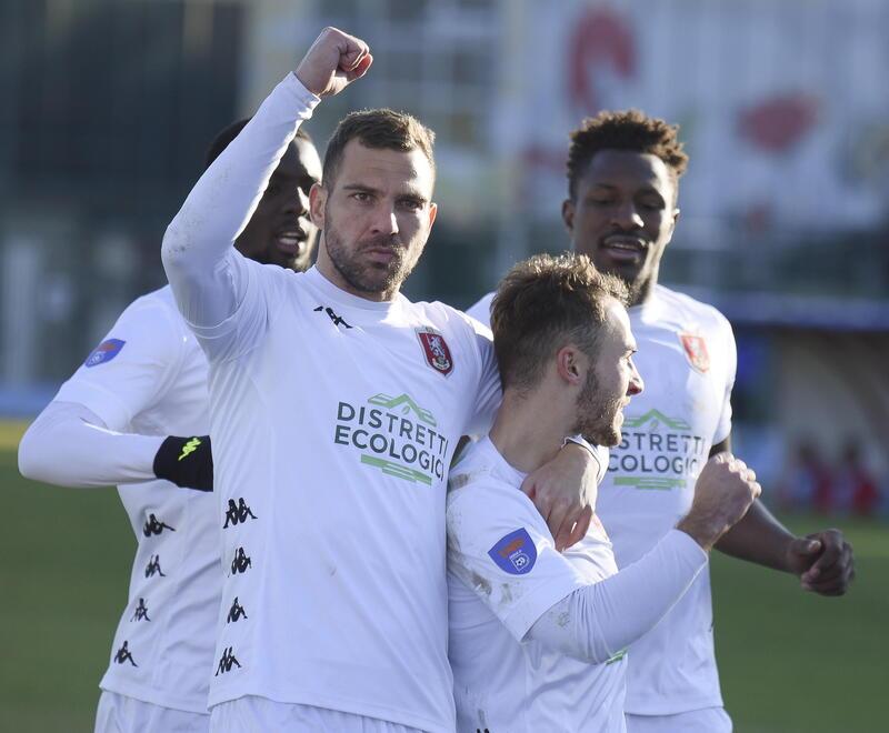 l Grifone scenderà in campo a Città di Castello oggi alle 14,30 dove affronterà lo Sporting Trestina. In foto l’esultanza dei giocatori dopo una rete durante la stagione in corso (foto Agenzia Bf)