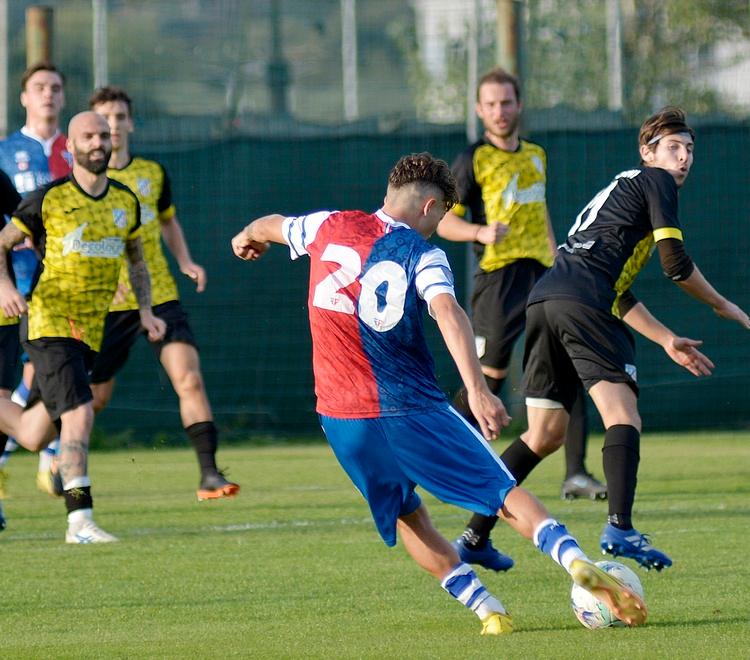 Oggi alle 14,30 il calcio d’inizio per il derby (nella foto di Giancarlo Grassi un’azione durante l’attuale stagione)