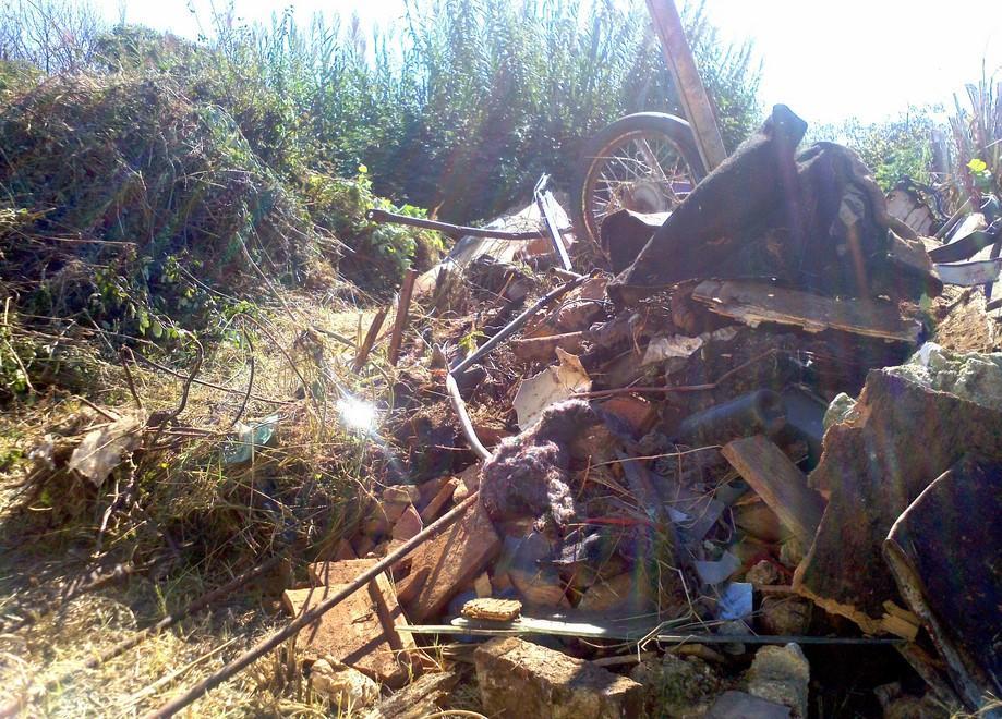 Via Erbuccia, campo ridotto a discarica