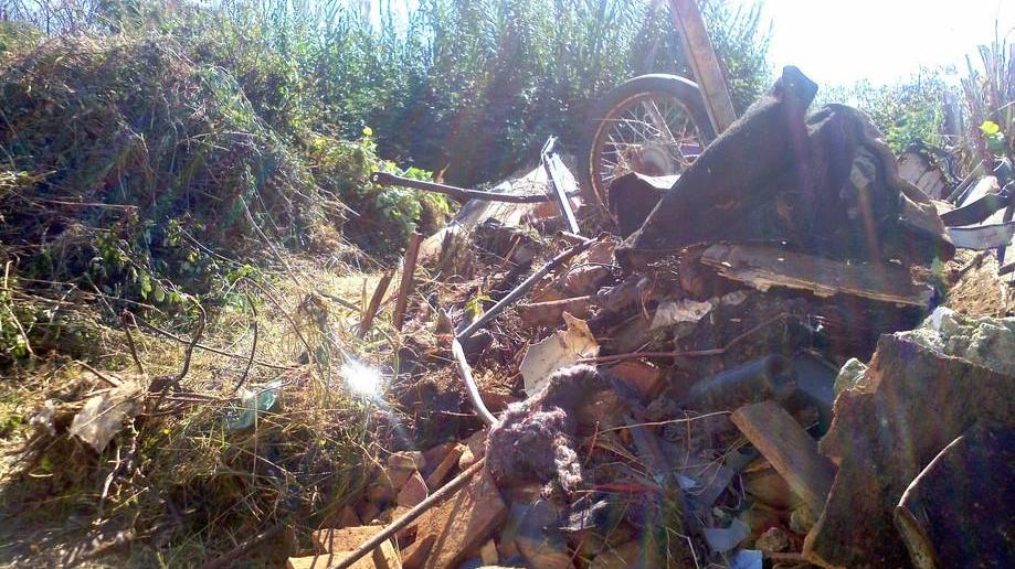 Via Erbuccia, campo ridotto a discarica