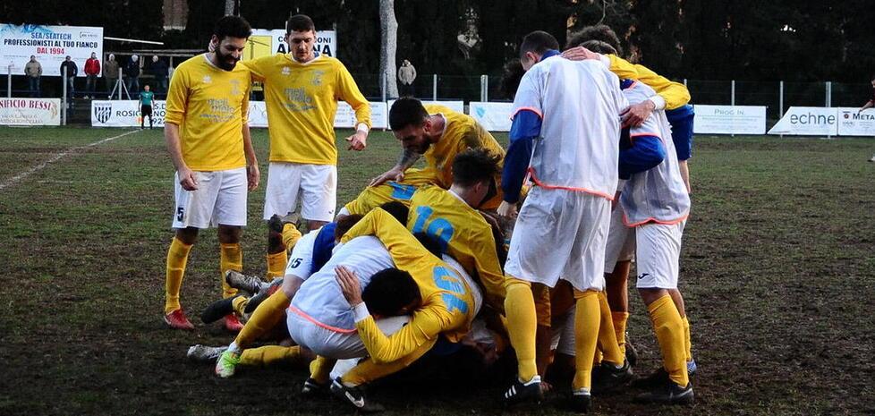 I giocatori del Castiglioncello festeggiano il pareggio contro il Ponsacco: era il terzo risultato utile consecutivo, oggi sono a quota otto (Falorni/Silvi)