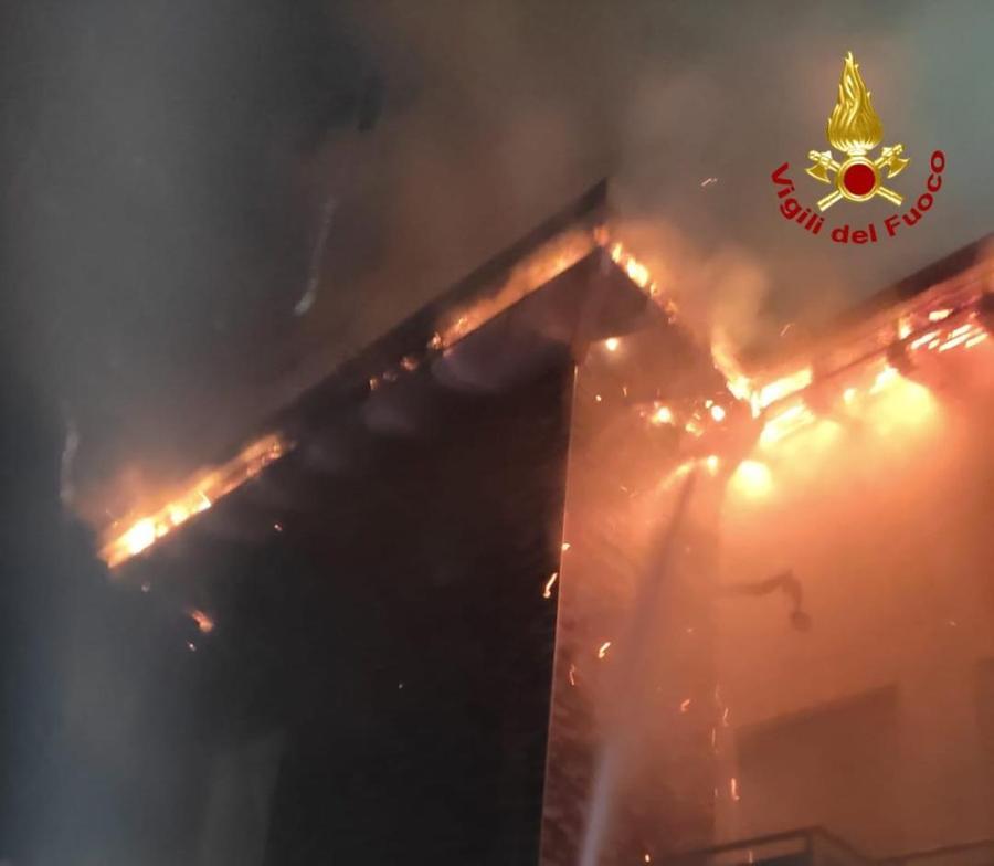 Incendio distrugge il tetto di una casa