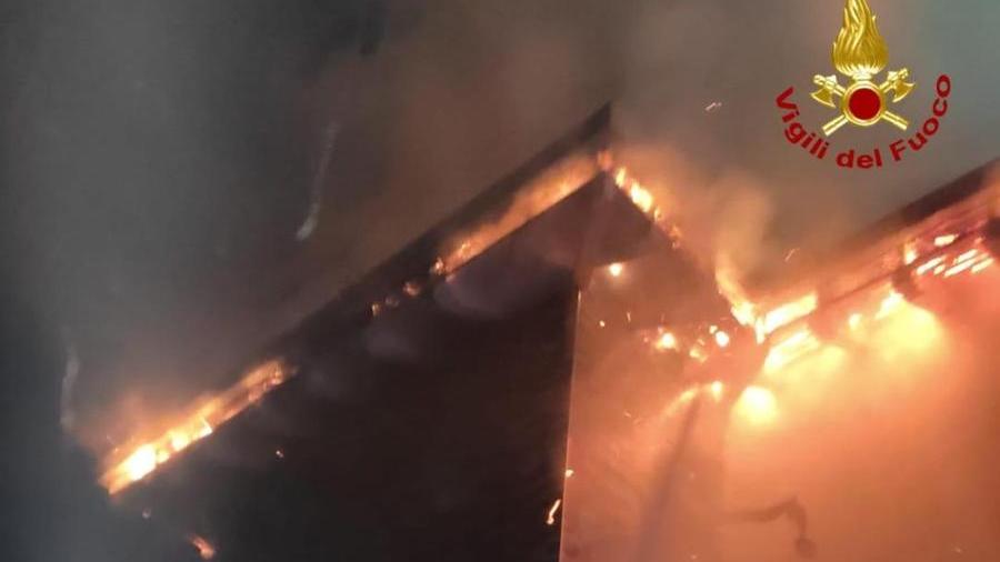 Incendio distrugge il tetto di una casa