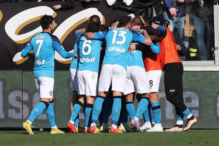 Kvara-Osimhen piegano lo Spezia, il Napoli scappa via e va a +16
