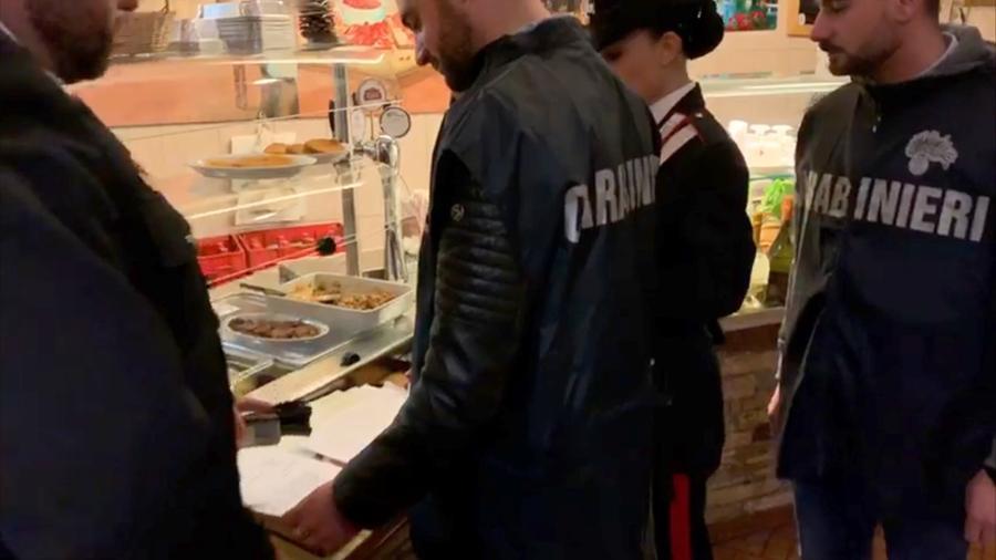 Sassari, cibo scaduto venduto nei market: si allarga l’operazione dei Nas