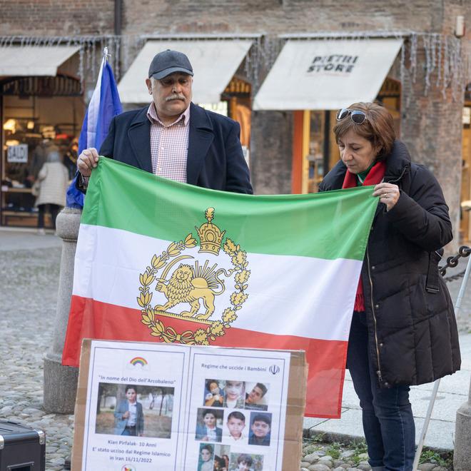 Modena Iraniani sotto la Ghirlandina chiedono libertà Ma Terra dei Padri chiama una negazionista 