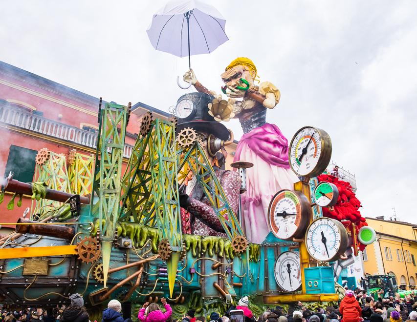 Carri, coriandoli e costumi: sold out il debutto a Cento