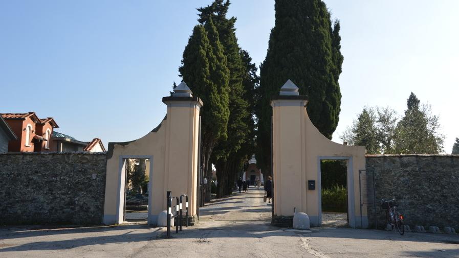 L’ingresso del cimitero comunale di Pistoia dove si trova il tempio crematorio