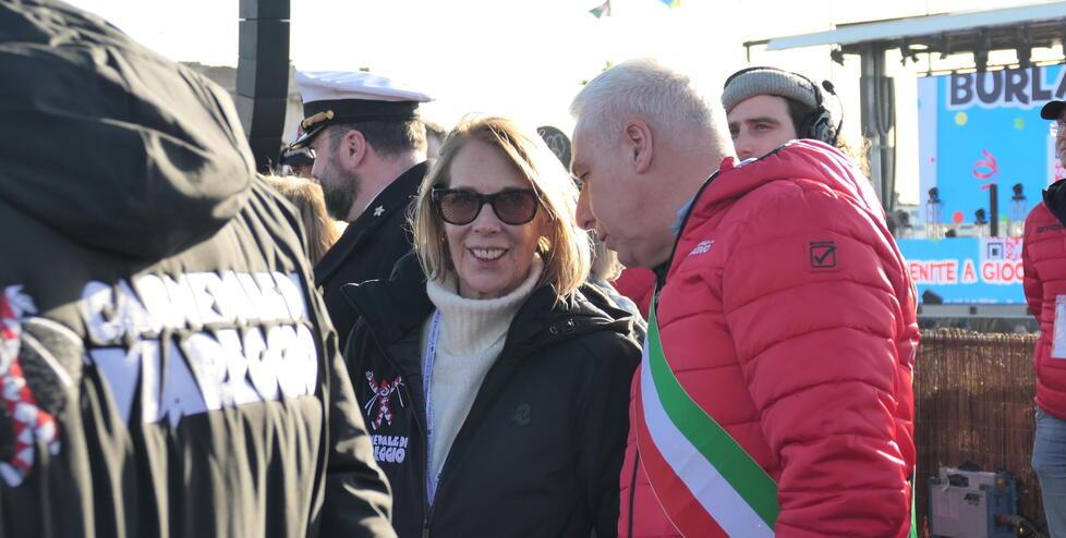 Nella foto la presidente Marcucci sul palco del primo corso con il sindaco Del Ghingaro (foto Paglianti)