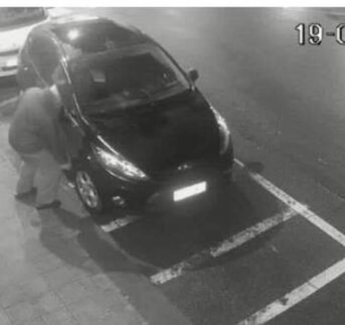 Uno scatto dai video delle telecamere che hanno permesso di individuare l’autore dei vandalismi