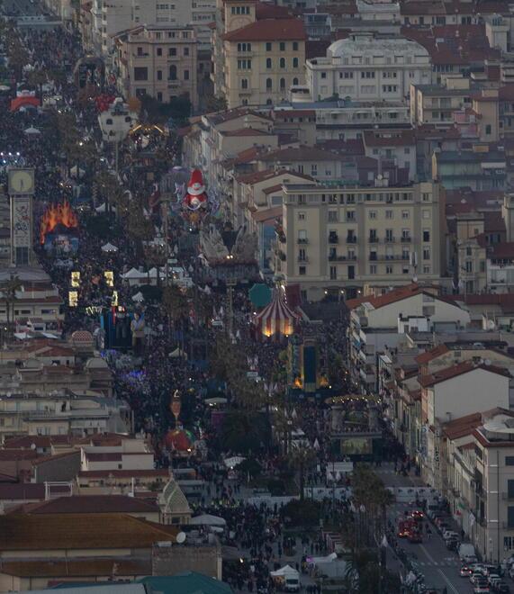 Una bella immagine del Corso dall’alto visto dall’elicottero della polizia di Stato (foto Sestini)