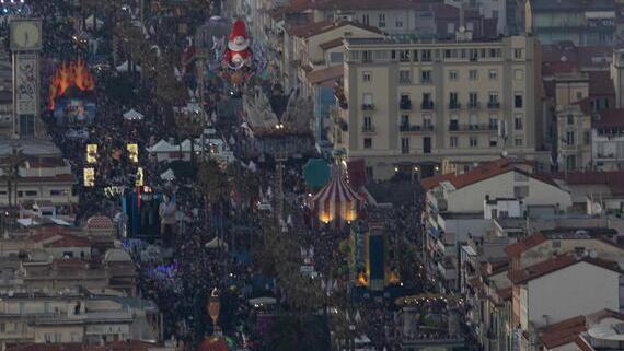 Una bella immagine del Corso dall’alto visto dall’elicottero della polizia di Stato (foto Sestini)