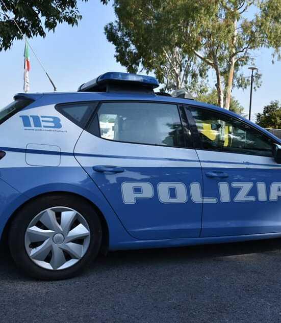 Terrore a Carrara, due ragazze aggredite e picchiate di notte in auto nel parcheggio lungomare