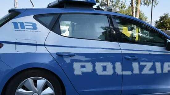 Terrore a Carrara, due ragazze aggredite e picchiate di notte in auto nel parcheggio lungomare