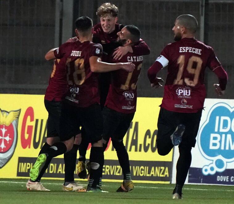 I granata esultano dopo la rete di Ianesi all’Alessandria (Foto Silvi)