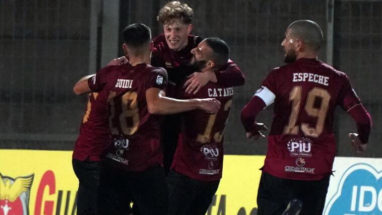 I granata esultano dopo la rete di Ianesi all’Alessandria (Foto Silvi)