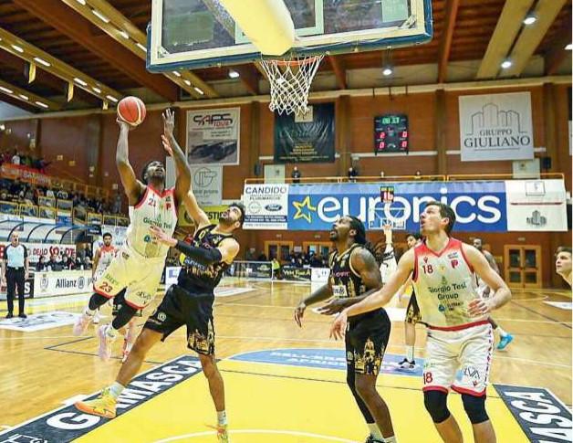 Sopra Jordon Varnado a canestro sul parquet di San Severo