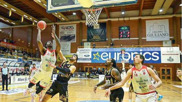 Sopra Jordon Varnado a canestro sul parquet di San Severo