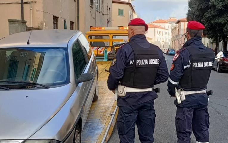 Auto abbandonate o senza assicurazione, multati 16 proprietari: sanzioni per 25.000 euro